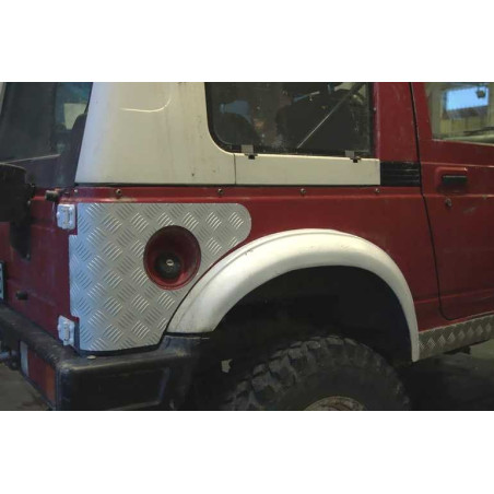 Fuel filler cut-out detail on the rear diamond plate corner guard